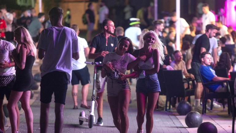 Ισπανία: Πρόστιμα έως και 15.000 ευρώ για όποιον συμμετέχει σε υπαίθρια πάρτι λόγω Covid-19